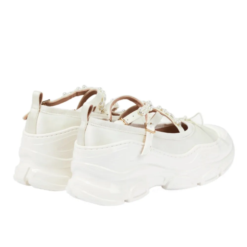 Världens finaste balett sneakers fron Double Standard Nyc, som tyvärr är för stora för mig. Helt nya och oanvända, har liksom bara packat upp dem. Nyrpis: 1500kr. Jättefina coquette vibes skor till sommaren eller när som helst. Skickas eller hämtas!. Kengät.