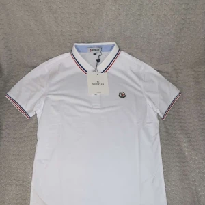 Moncler piké  - Säljer en mycket fin moncler piké som jag fick i present som tyvärr inte passar mig i storlek. Därav säljer jag den till ett mycket bra pris. Priset kan sänkas via snabba affärer 