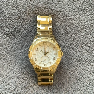 ”Guess” klocka  - - Helt oanvänd  - Batteri behöver bytas  - Nyskick  