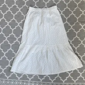 Säljer min lindex lång kjol som jag köpte förra året och har använts 1-3 gånger i storlek 158-164💕