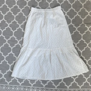 Lindex kjol - Säljer min lindex lång kjol som jag köpte förra året och har använts 1-3 gånger i storlek 158-164💕