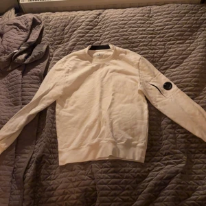 CP Company tjocktröja  - En fin vit CP Company tröja som är i bra skick, säljer den eftersom den är för liten.