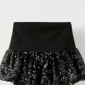 Säljer min fina eftertraktade Zara kjol. Köpt här på plick, använd 1 gång💘 nyskick. Jag står för frakt. Skulle gilla att mättas men jag kan frakta