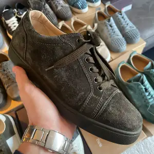 Louboutin Louis Junior Sneakers Olivgrön Size 40 fits 41 Cond 9/10 Box och dustbags medföljer!