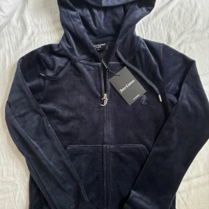 blå juicy couture kofta - Jättefin kofta i nyskick, endast testad! Säljer pga. för liten och hann inte skicka tillbaks i tid 💓 Kom privat vid frågor eller intresse 🥰