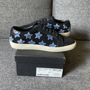 Saint Laurent Skor - Hej, säljer nu dessa otroligt feta och snygga ysl skor, skicket är super bra och mochan är i toppskick. Box medföljer. Storlek 40 hör av er vid frågor. Byten kan vara intressant 