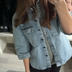 jeansjacka - svin snygg jeans jacka med trekvartsarmar, kan även användas som en tröja. köpt på lindex 🩷