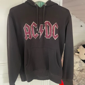 AC/DC hoodie - Säljer min AC/DC hoodie då den inte används längre