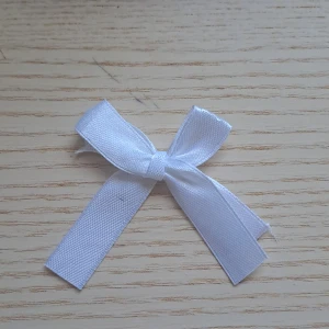 Vit rosett - Kan användas till pyssel eller som accessoar. Vid funderingar skicka gärna pm. 