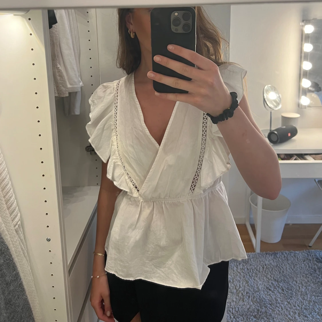 Vit blus som är för stor för mig 