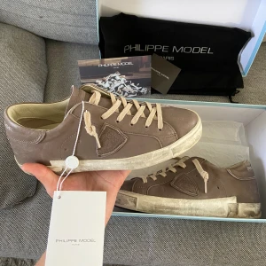 Philippemodel  - Säljer dessa HELT NYA philippemodel skorna med tags kvar, storlek 40. Har dessa och några andra där det är begränsat med box och dustbag så det är först i kvarn för att få med, skriv för fler frågor/bilder🙌🏼