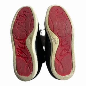 Louboutin skor i storlek 41 säljs för 2699 pris kan diskuteras vid snabb affär byten funkar söker ett par svarta lanvin skor i storlek 6-5. givetvis äkta svarta.
