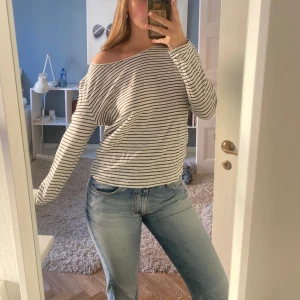 Söt tröja💘 - Supersöt tröja perfekt till sommaren💘använd ett fåtal gånger så som ny! 