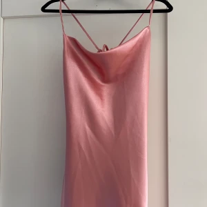 Rosa klänning  - Superfin rosa satinklänning som var tänkt till bal men valde en annan, den är helt ny med prislapp kvar 💖 Köpt för 1399kr! 