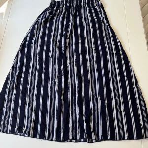 Långkjol - Härlig sommarkjol marin/vit