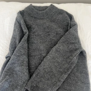 Stickad tröja  - Grå stickad tröja från Gina😍endast testad