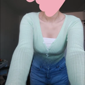 Mintgrön trendig topp  - Denna topp är väldigt söt och kan bäras över klänningar eller kjolar speciellt på sommaren.