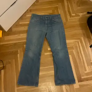 Riktigt coola vintage levi’s jeans. Förmodligen från 70-80 talet, så ett ganska ovanligt fynd. Har lite heeldrag längst nere, men annars är dom i nästan perfekt condition. hmu om du har bud eller frågor 