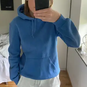 Fin blå hoodie från H&M i jättefint skick. Den är strl XS men passar även mig som är S. Säljes för att jag inte använder den längre. Pris kan alltid diskuteras💗