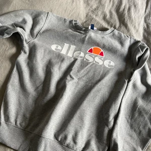 Grå Ellesse tröja - Äkta Grå Ellesse tröja med mindre tvättslitage