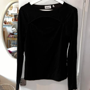 Svart tröja med see through detalj - Storlek: L Använd: ett fåtal gånger, nyskick