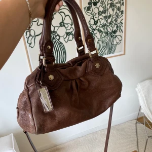 Marc Jacobs väska - Jättefin Marc Jacobs väska i så fin mörkbrun färg! 🌸