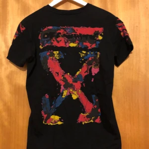 Tshirt-off white - Säljer vidare för ville ha den större, vid byte sa dom att den eventuellt är äkta Så Ingen aning om den är äkta Liten i storleken 