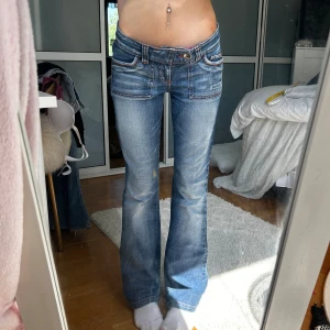 Lågmidjade Bootcut jeans  - Lågmidjade Bootcut jeans från only, storlek 36, längd 32. innerbenslängd: 77 midjemått: 37 x2 +stretch. köp Sker via köp nu, jag postar inom 24h