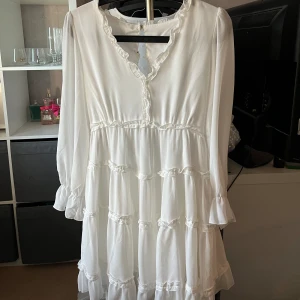 Studentklänning  - Vit klänning från Dressy, gillade inte den då enligt mig var den ej som på deras hemsida. 