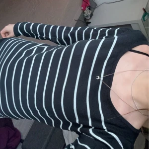 Basic randig långarmad - Långarmad tröja med runt material som är perfekt till sommarkvällar! 💕☀️