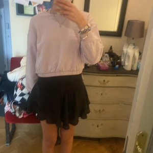 Ljus lila tjock tröja💗 - Bara använd 1 gång, är i väldigt bra skick och har inga fläckar eller skador. Säljer pga att jag aldrig använt och den inte helt e min stil💗