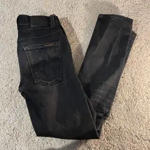 Säljer dessa feta nudie jeans som är i bra skick, modellen är ”grim Tim” vilket är en eftertraktad modell. Med dessa kan du styla feta svarta outfits och dessa jeans går med allt!