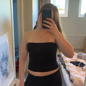 svart tubtop hm - En svart vanlig tubtop från hm. Bra-mycket bra skick