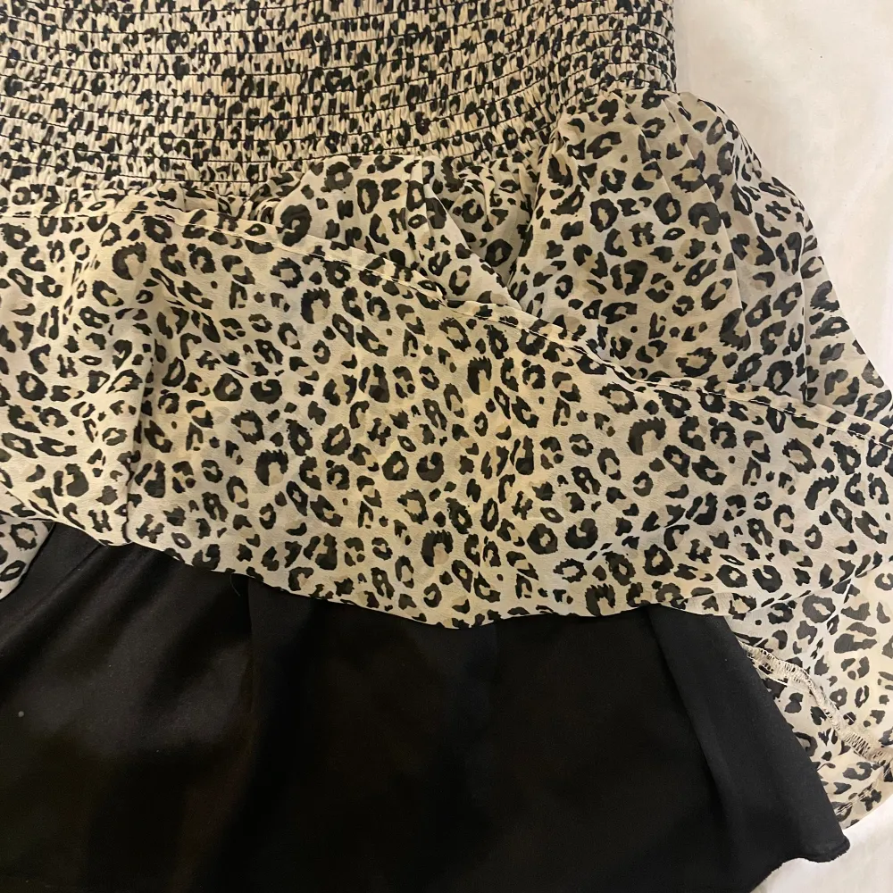 Super snygg och bekväm leopard kjol! Super bra sick andvänd ca 3 gånger, storlek 170 men passar som en S-M. Kjolar.