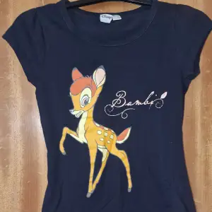 Hejsan. Säljer denna söta fina Bambi t-shirt. Är i fint skick, inte mycket använd. Strl XS/S