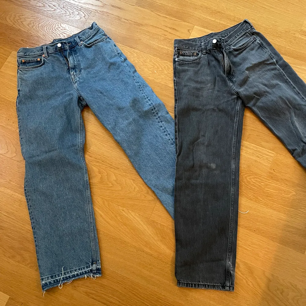 Säljs som par eller som enskild vara. Modellen är ”galaxy loose straight jeans” på båda.  Sizings: Blåa- W 28 L 30 Svarta- W 27 L 32 För paret: 600kr Enskilda pris: 350kr/st. Jeans & Byxor.