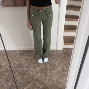 Gröna lowwaist jeans - Säljer dessa gröna jeans från h&m som är slutsålda🩷🩷 storlek 34 och jag är 1.62 och lite långa på mig
