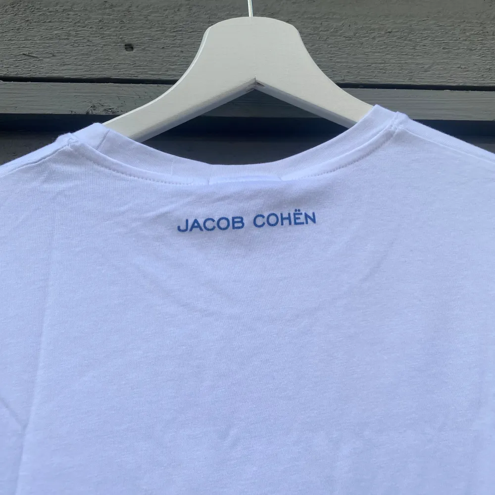 Säljer denna överfeta Jacob Cohën t-shirt, splitter ny med tags, modellen är ca 175cm, bättre pris vid smidig affär, hör av dig vid intresse!. T-shirts.