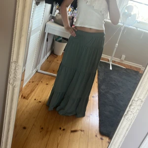 Långkjol - Säljer denna gröna långkjol från vero Moda i storlek XS men passar en S💕