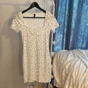 Söt blommig klänning  - H&M, söt blommig klänning, jätte fin men lite för stor för mig, storlek s.  