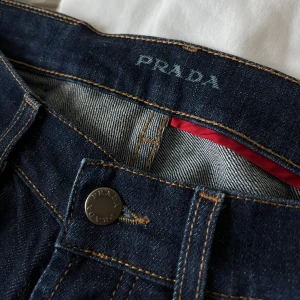 Prada Jeans  - Pradajeans i nyskick! Ganska lågmidjade och lite bootcut. Assnygga på men säljes då de ej passa längre! Strl 28, motsvarar xs/s. Långa i benen för mig som är 175! Pris kan diskuteras