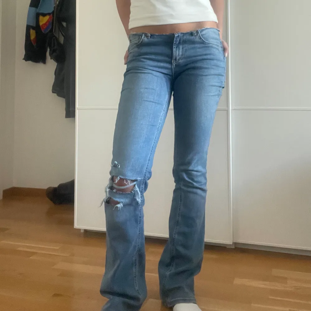 Lågmidjade vintage jeans från zara! Storlek 36 med revor. . Jeans & Byxor.