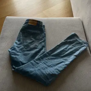 Jack&Jones jeans som är i bra skick. Modell: Relaxed. Storlek: 34L 31W. Säljer de då de ej passar mig längre.