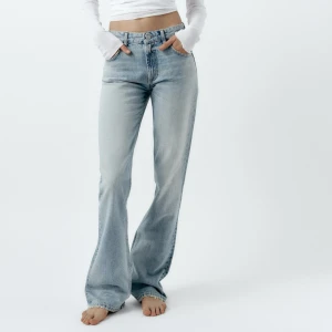 zara jeans - Säljer dessa helt oanvända jeans från zara med lappen kvar. Mid waist/low waist och bootcut. Storlek 38🩷 köparen står för frakt