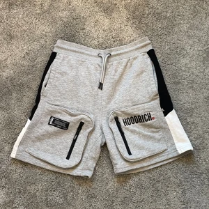 Hoodrich shorts  - Perfekt skick, storlek S, 2 fickor fram 1 bak 