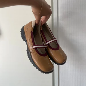 Miu Miu liknande ballerina skor - Snyggaste Miu Miu liknande chunky ballerina skor storlek 37. Läder och gummi, Made in Italy 🇮🇹  Frakt tillkommer ✨