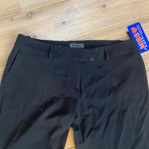 Lågmidjade kostymbyxor - Oanvända kostymbyxor i perfekt skick! Jättefina med vida ben och låg midja! 