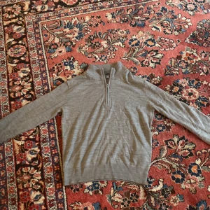 Cashmere tröja oanvänd - Har inte använt nån gäng ny pris 999kr men säljer för 399kr xs/s