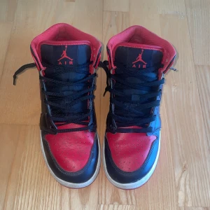 Jordan 1  - Ett par Jordan 1, tecken på användning vid tåboxen men bra skick. Köptes för 1199 så priset är bra.