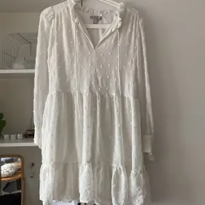 Säljer denna jättesöta vita volang klänning från h&m i storlek XS❤️‍🔥